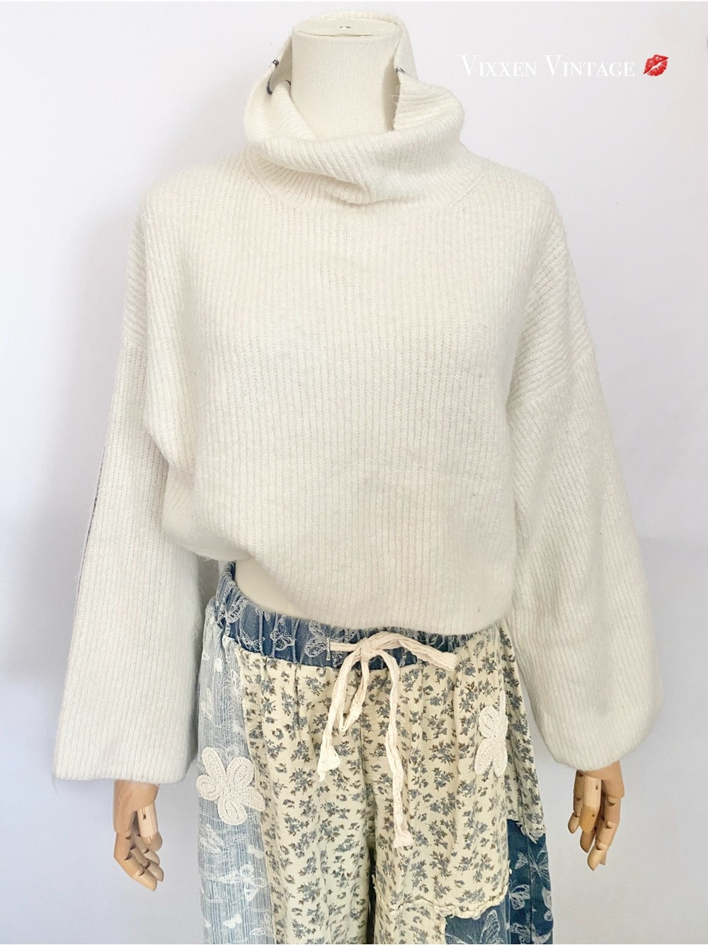 TOPSHOP SLOUCHY CROPPED CONTRAST TRIM TURTLENECK SWEATER IN WHITE
